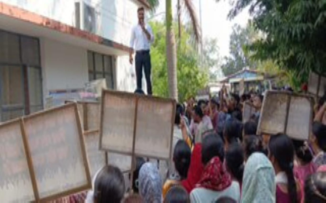 Youth and Congress workers burnt the effigy of the state government.