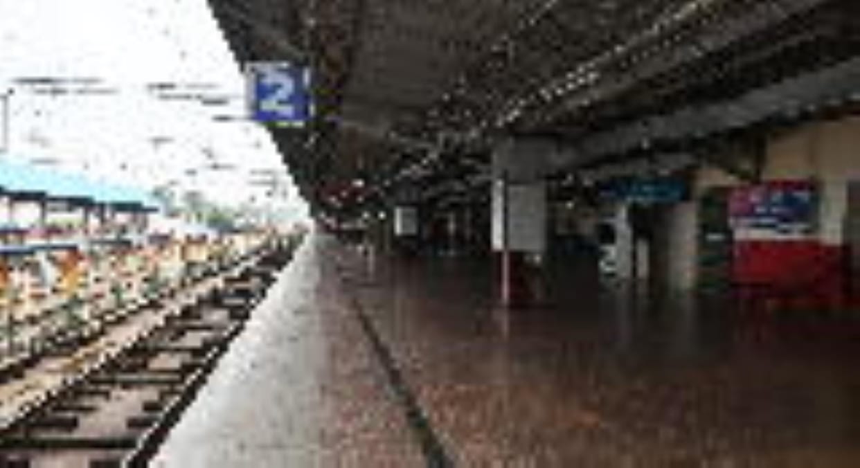 Gorakhpur News: Mega Block: Only two trains left for Delhi at night...silence prevailed throughout the day.