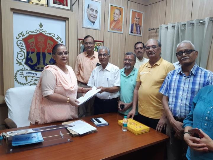 A delegation met the mayor to protest against illegal tax collection.