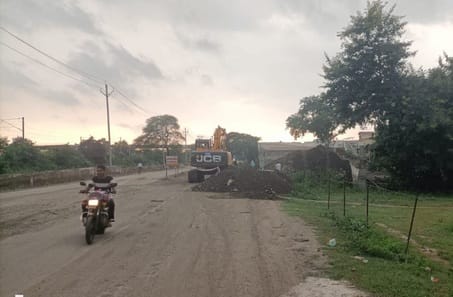 मुख्य मार्ग बंद, कॉलोनियों की सांसें अटकी