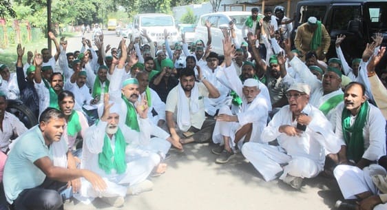 Ruckus over being stopped from attending Kisan Diwas, BKU workers stage protest