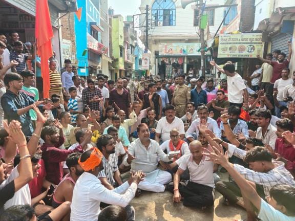 Uproar erupts in Rudrapur over attempts to remove banner controversy