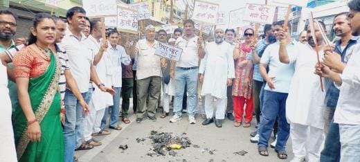 State government's effigy burnt over paper leak issue