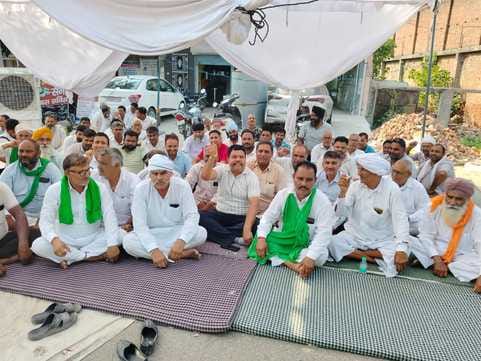 After their doubts were cleared, the farmers opened the blockade after 28 hours.