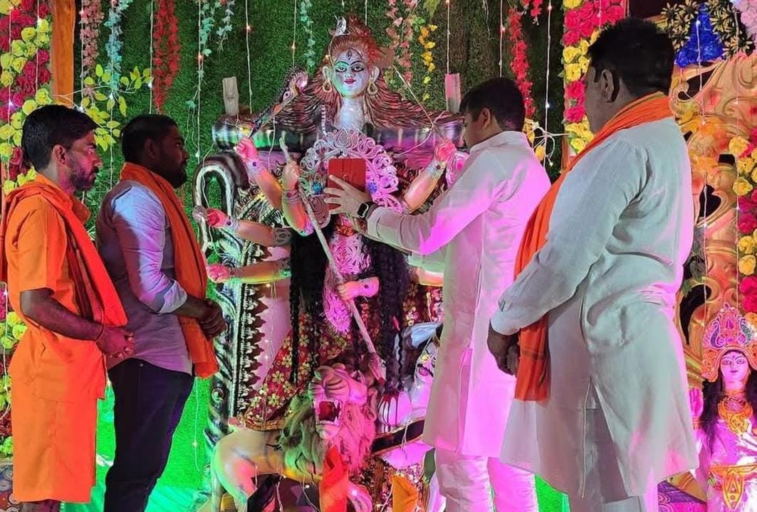 After worship, Maa Durga's Aarti was performed in the pandals.