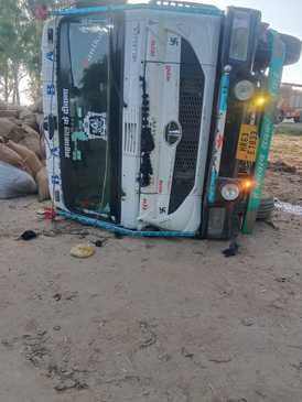 A truck loaded with paddy overturned, the driver died after being crushed under it.