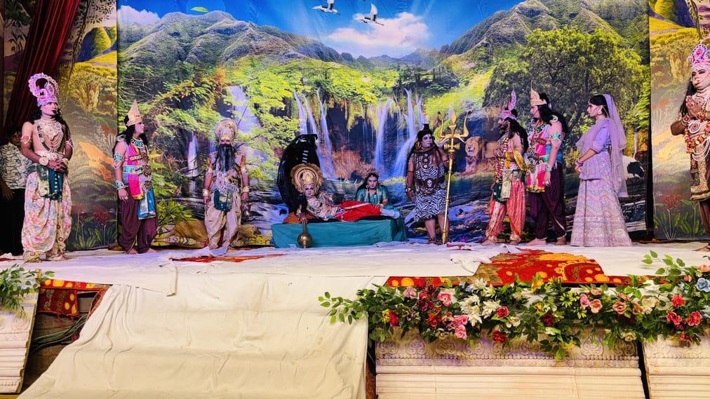 Ramlala was born, slogans of Jai Shri Ram echoed in the pandal.