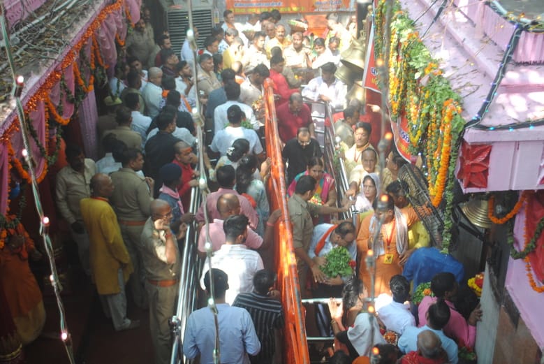 Devotees are delighted to see the form of Brahmacharini, pray for happiness and prosperity by worshipping her.
