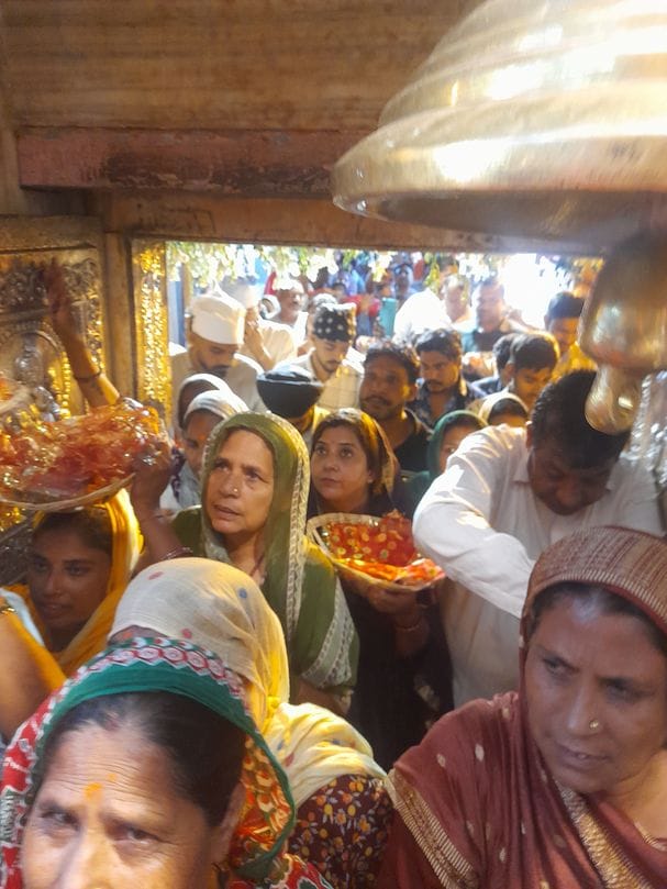 On the second day of Sharadiya Navratri, 12 thousand devotees paid obeisance.