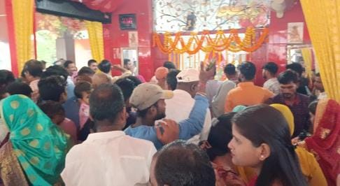 Devotees worshipped Mother Brahmacharini, the atmosphere became devotional.