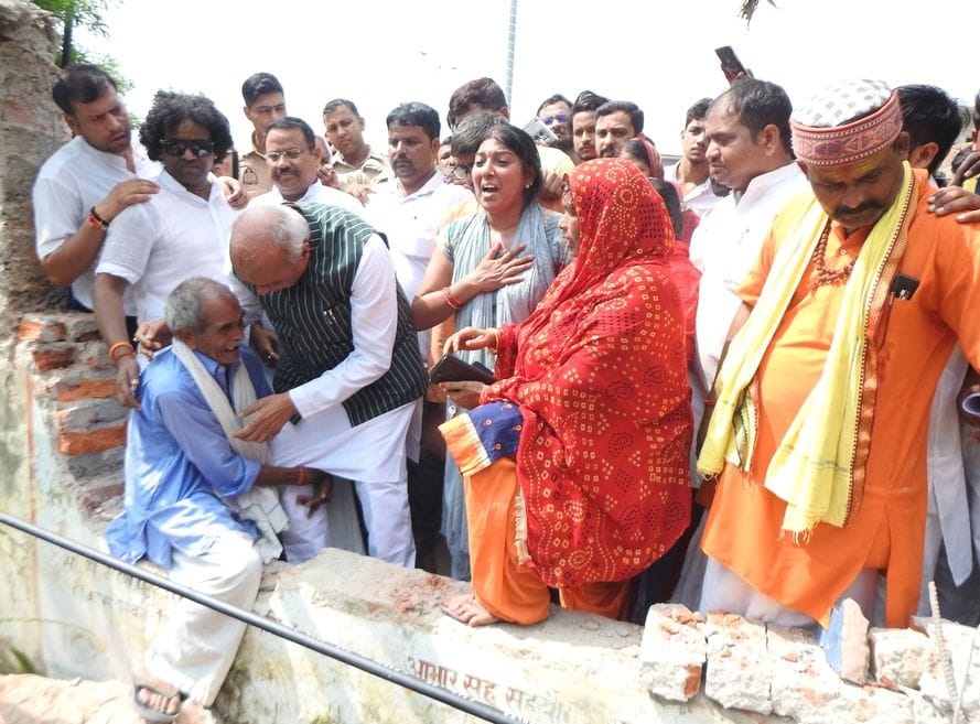 Siddharthnagar News: Uproar over breaking of statues, MP and Chairman sit on dharna