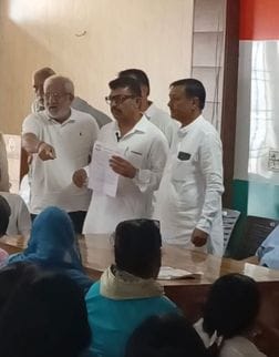 Congress party erupts in controversy again... scuffle between Congress workers and police; Kiloi interrupts Ranga during a meeting, leading to uproar