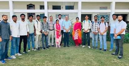 25जेएनडी09-राजकीय महाविद्यालय में मेधावी विद्यार्थियों को सम्मानित करते हुए स्टाफ सदस्य। स्रोत 