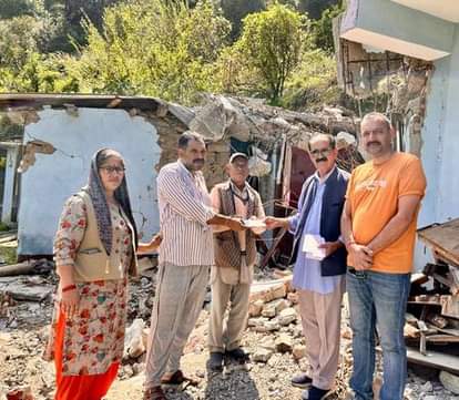 आपदा पीड़ितों को राहत राशि वितरित करते एसोसिएशन के पदाधिकारी। संवाद