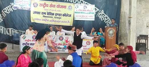 Students took a pledge to serve the society.