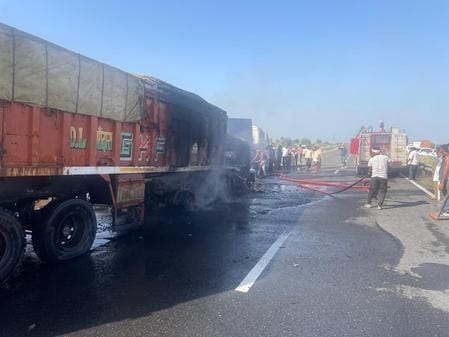 बीकानेर:भारतमाला सड़क पर बड़ा हादसा,खड़े ट्रक से भिड़ा ट्रक, आग में चालक जिंदा जला