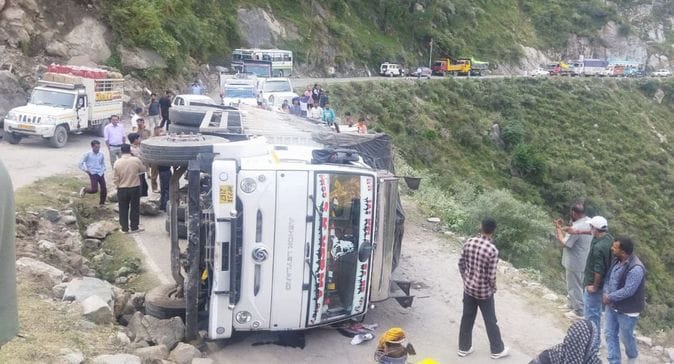 A trolley loaded with iron rods overturned on the road in Jasourgarh, stopping the movement of heavy vehicles for 13 hours.