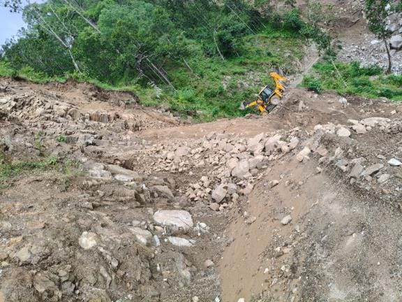 Dhaun-Badoli road in bad condition, one thousand people are troubled