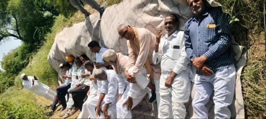 Farmers expressed their displeasure by lying down in a dry canal.