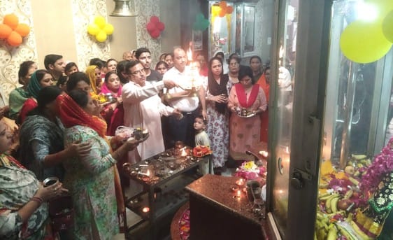 On the third day, devotees prayed to Maa Chandraghanta and made a wish.