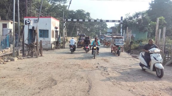 The road was dug up and abandoned, not concerned about the problems of passersby.