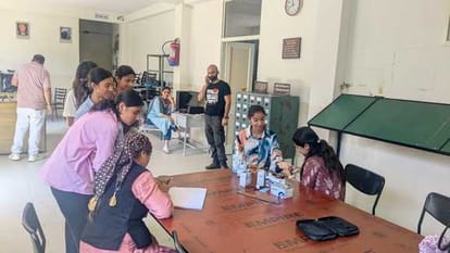 डीएवी कालेज कोटखाई में एचबी की जांच करवाती छात्राएं। स्रोत: कॉलेज 