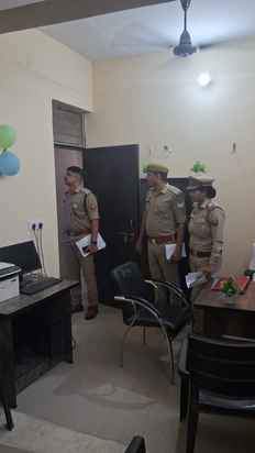 एस पी देहात निरीक्षण के दौरान मिशन शक्ति आफिस को देखते हुए। (मवाना)