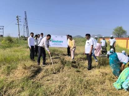 फोटो 02साफ सफाई करते बैंक अधिकारी व कर्मचारी। डीपीआरओ