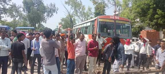 Giving fertilizer to favorites... angry farmers block highway