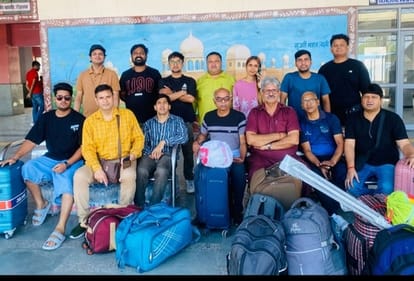 फोटो : 11मुंबई के रवाना होते कलाकार। स्रोत : संस्था