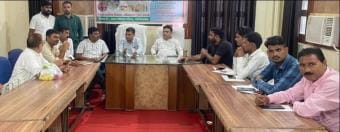 फोटो 15:::जसवंतनगर में नगर पालिका की बैठक में शामिल अधिकारी व सभासद। संवाद