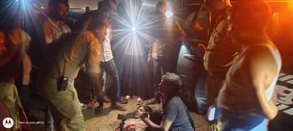 फोटो 25 एयूआरपी 09 सड़क हादसे में घायल महिला व जांच करती पुलिस। संवाद