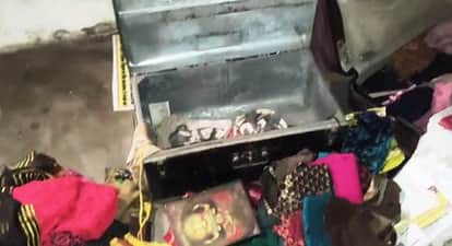 फोटो 25 एयूआरपी 11 -चोरी की घटना के बाद बिखरा सामान। संवाद