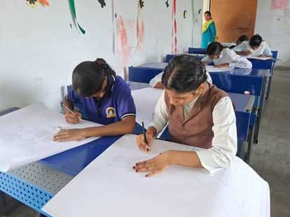 फोटो-25एयूआरपी 41- प्रतियोगिता के दौरान कैनवास पर चित्र उकेरते बच्चे। स्रोत:आयोजक