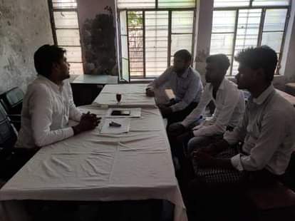 फोटो 39::::रोजगार मेला में साक्षात्कार लेते कंपनी के प्रतिनिधि। संवाद