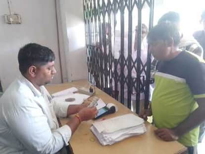 फोटो नंबर- 18नारनौल स्थित सरकारी खाद केंद्र से खाद प्राप्त करते किसान। संवाद