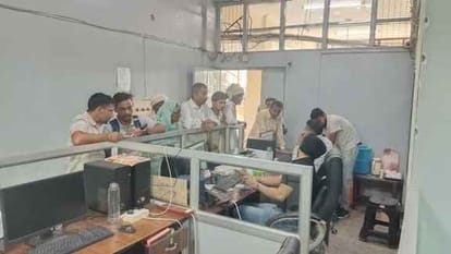 फतेहाबाद के एडीसी कार्यालय में दीनदयाल लाडो लक्ष्मी योजना के बारे में जानकारी लेते लोग। संवाद