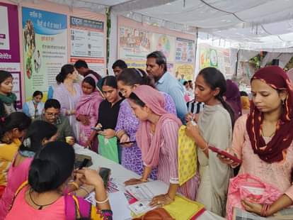 फतेहाबाद के नागरिक अस्पताल में एप डाउनलोड करवातीं महिलाएं। संवाद