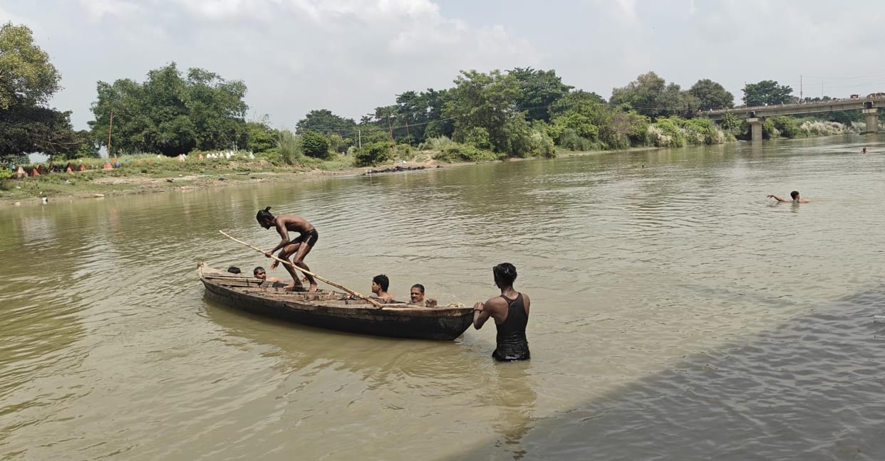 A teenager who went to buy bread went missing in the Gandak River; police are searching for him.