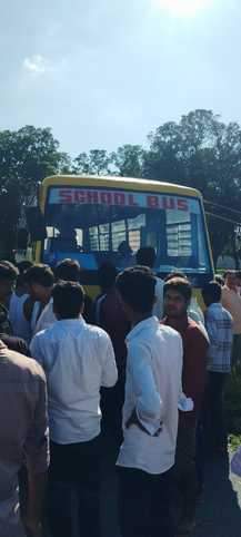 गोल्हौरा क्षेत्र के मऊ चौराहे के पास बस से हुई दुर्घटना के बाद जुटी भीड़। संवाद