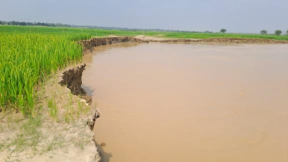 The erosion started, the anti-erosion bamboo and brick bags did not last even 10 days.