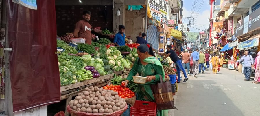 In Hamirpur, shopkeepers are charging arbitrary prices for vegetables.