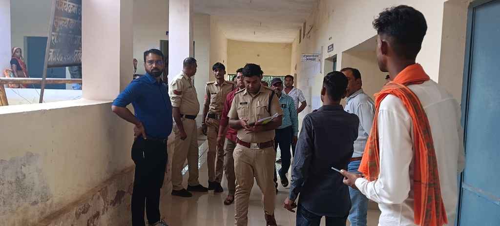 जांच करती पुलिस।