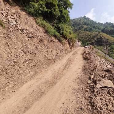 जुखाला-सिकरोहा सड़क जो बड़े वाहनों के लिए बंद है। संवाद