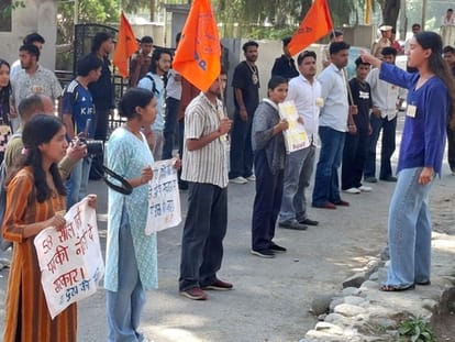 कुल्लू में उपायुक्त कार्यालय के बाहर मागों को लेकर  प्रदर्शन करते एबीवीपी के कार्यकर्ता।-संवाद
