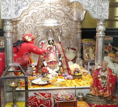 On the third day of Navratri, worship of Goddess Chandraghanta is performed.