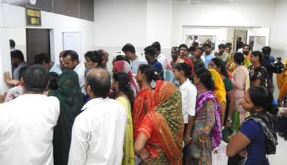 मेडिकल कालेज के ओपीडी के बाहर मरीजों की लगी भीड़। संवाद