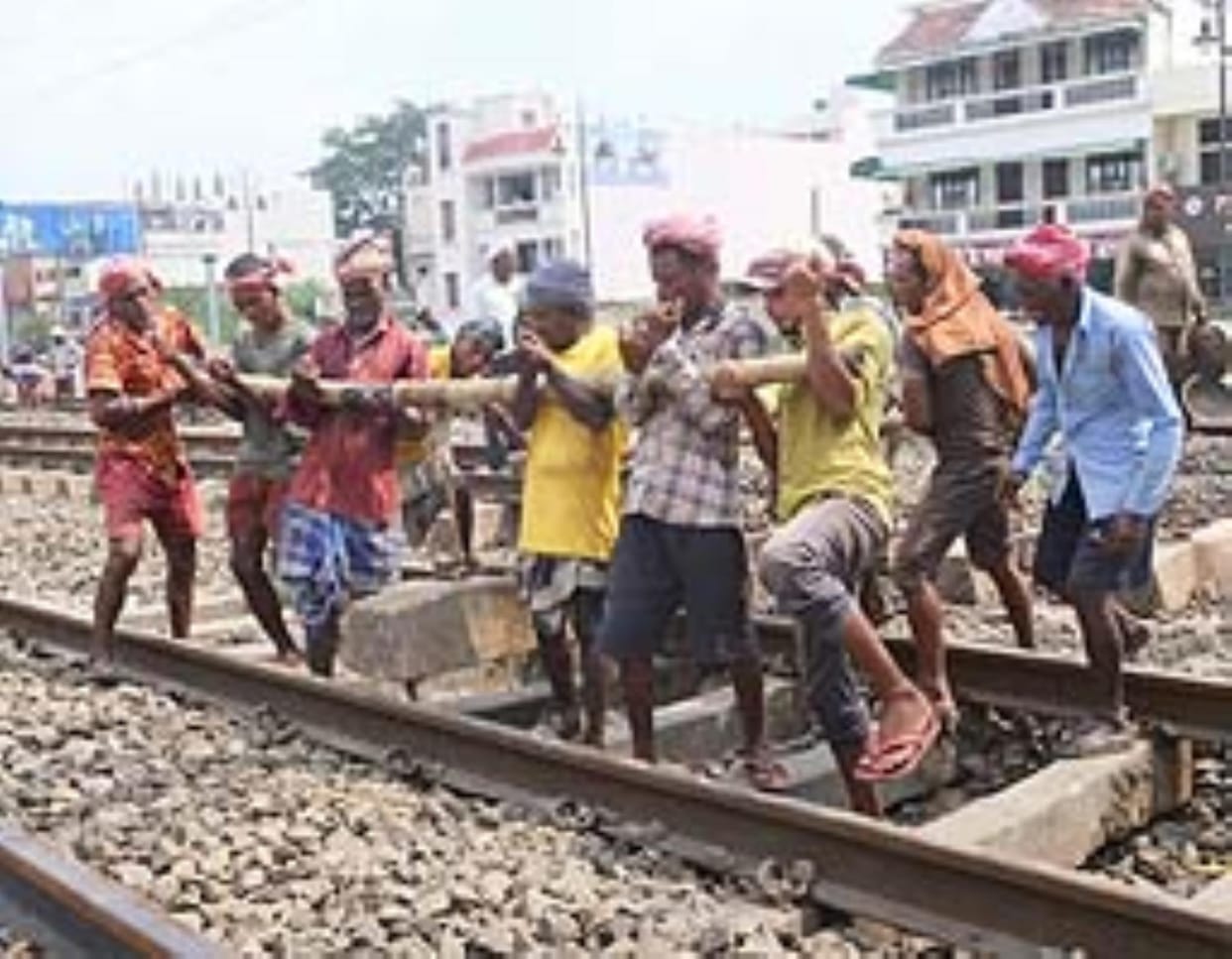 Gorakhpur News: More than 70 trains including Gorakhdham, Humsafar, Dehradun, Purvanchal Express will remain cancelled today.