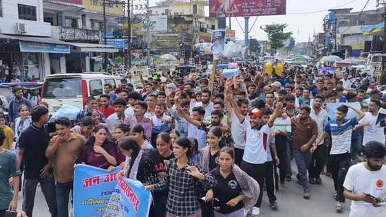 Youth burnt the effigy of the ruler