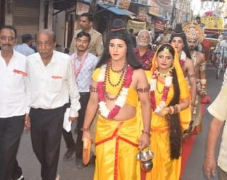 मेरठ..कंवलजीत..शहर रामलीला कमीटी की और से बुढ़ाना गेट से निकाली राम लक्ष्मण सीता की वनवास यात्रा